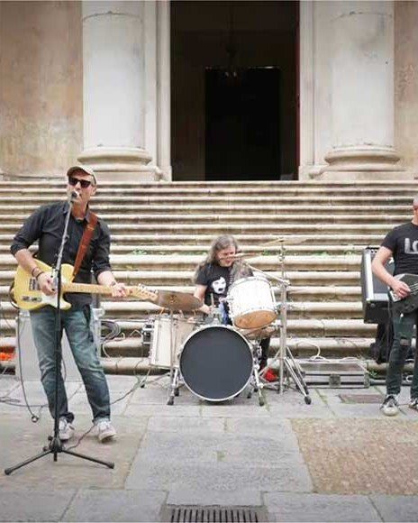 Banda tocando música en un evento cultural en Salamanca