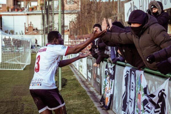 Jugador del Salamanca UDS celebrando con aficionados en Astorga