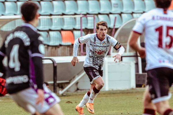 Jugador del Salamanca UDS corriendo durante el partido contra Valladolid B