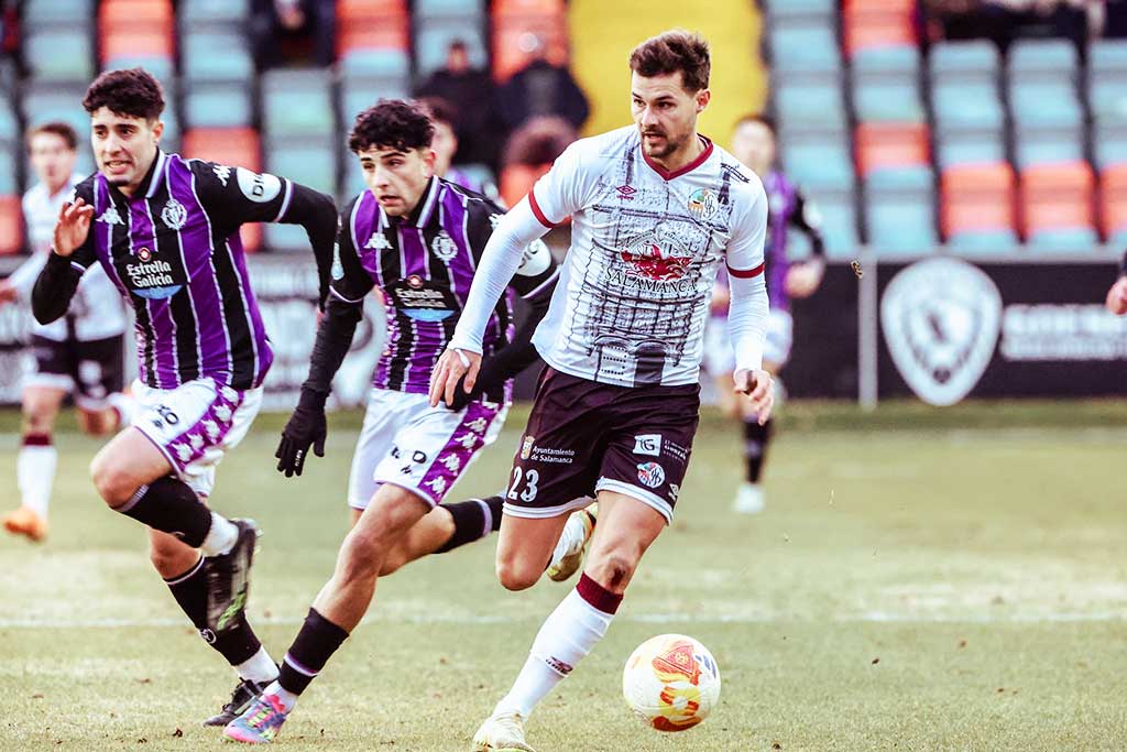Jugador del Salamanca UDS avanzando con el balón en un partido contra Valladolid B