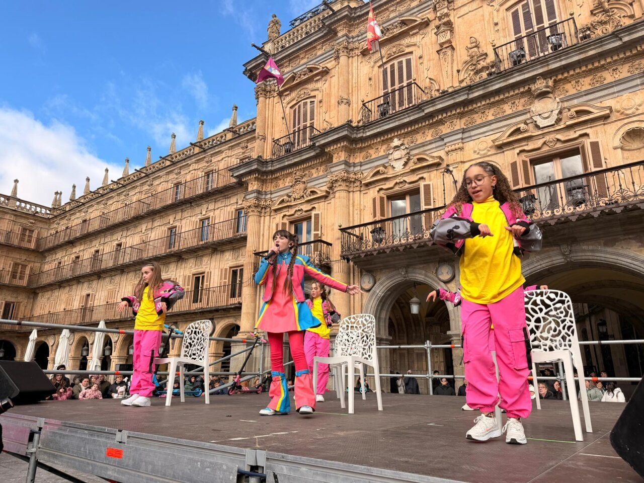 Actuación de niños en la Plaza Mayor de Salamanca durante la Cabalgata de Reyes