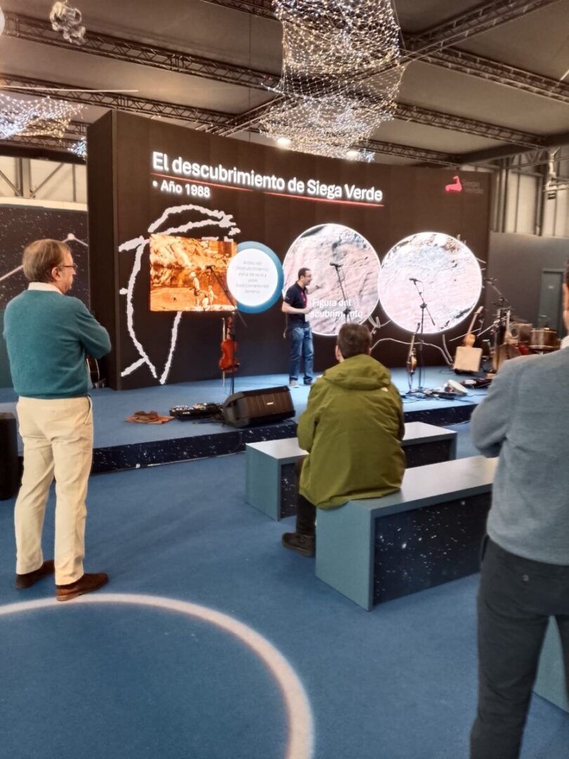 Presentación sobre el yacimiento de Siega Verde en FITUR 2023