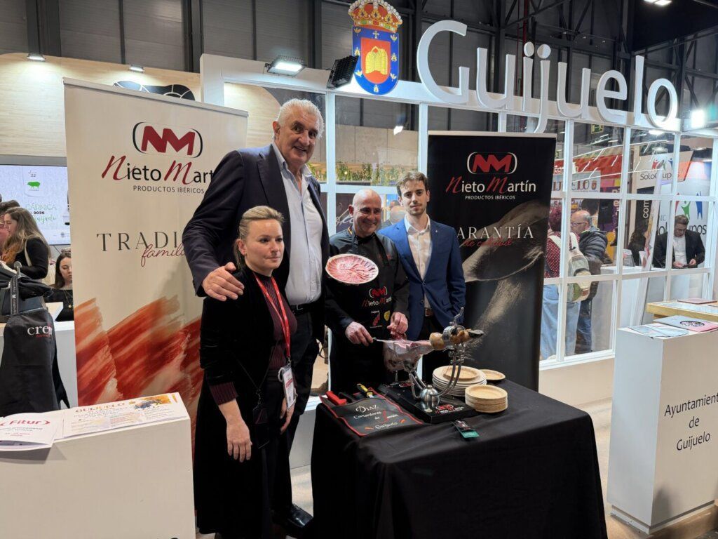 Personas en el stand del Ayuntamiento de Guijuelo en FITUR