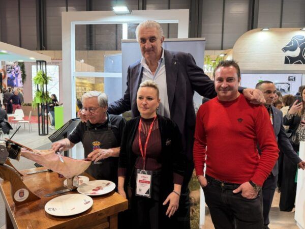 Personas en el stand del Ayuntamiento de Guijuelo durante FITUR
