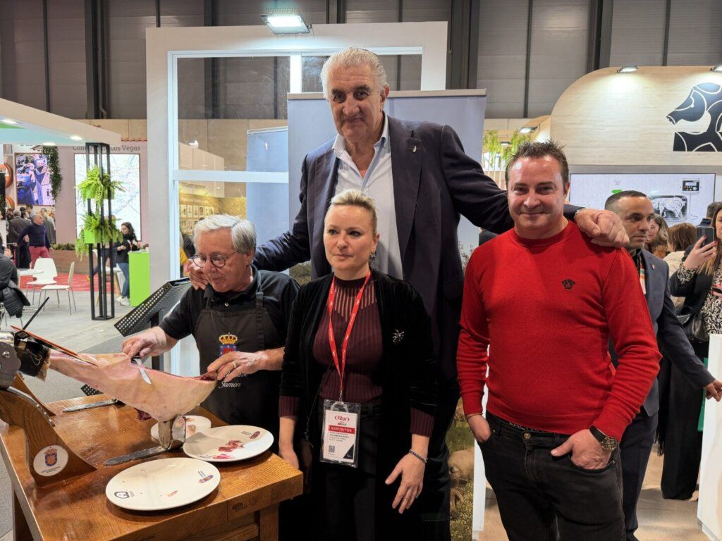 Personas en el stand del Ayuntamiento de Guijuelo durante FITUR