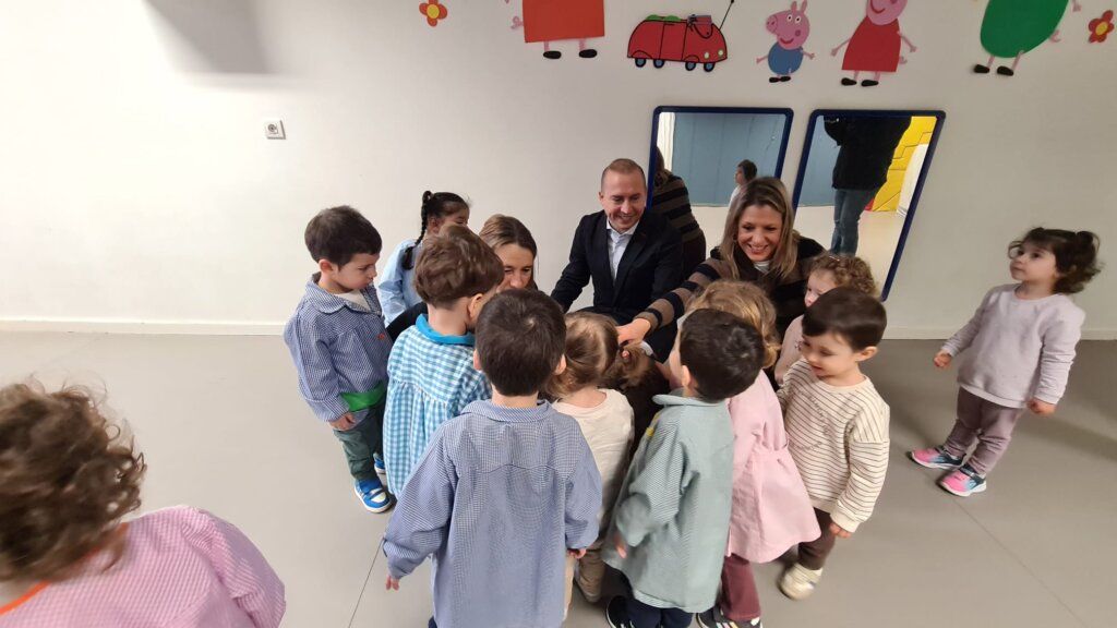 Niños participando en un taller escolar sobre el cuidado de mascotas