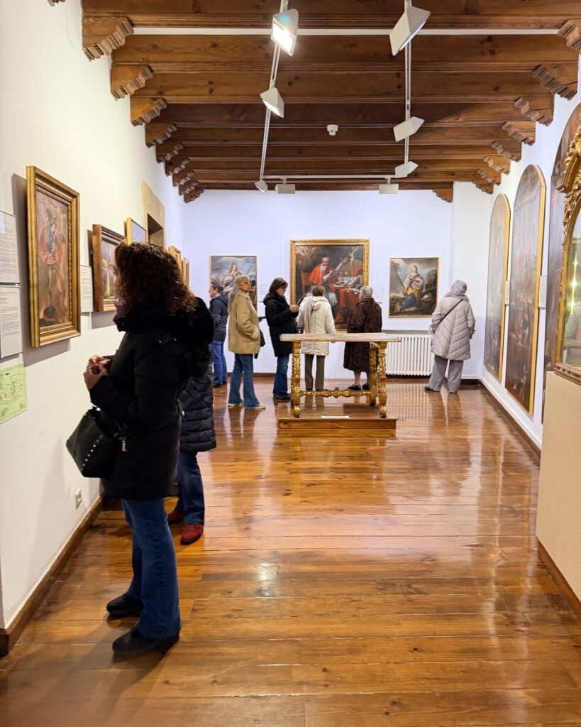 Personas mayores disfrutando de talleres y visitas culturales en Carbajosa de la Sagrada.