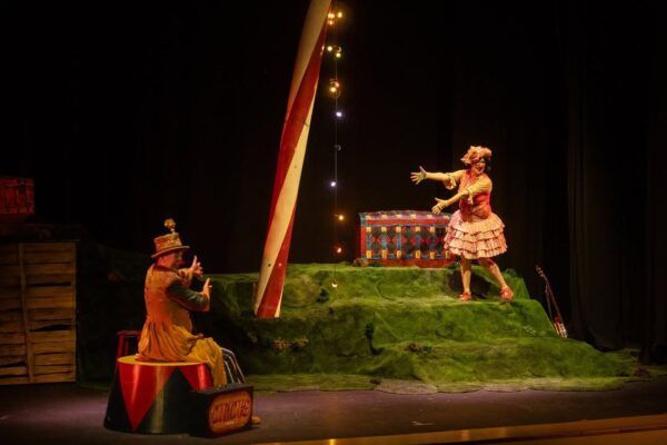 Actuación en el Teatro Liceo con personajes de un espectáculo infantil