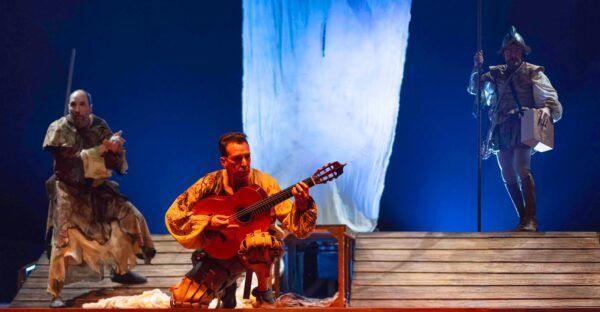 Actores en escena durante la obra La Desconquista en el Teatro Liceo