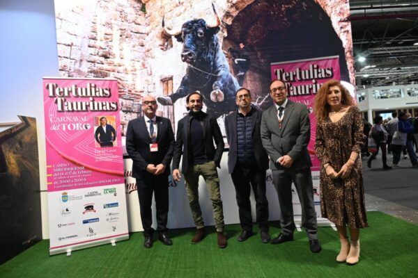 Grupo de personas en evento de Tertulias Taurinas en Ciudad Rodrigo