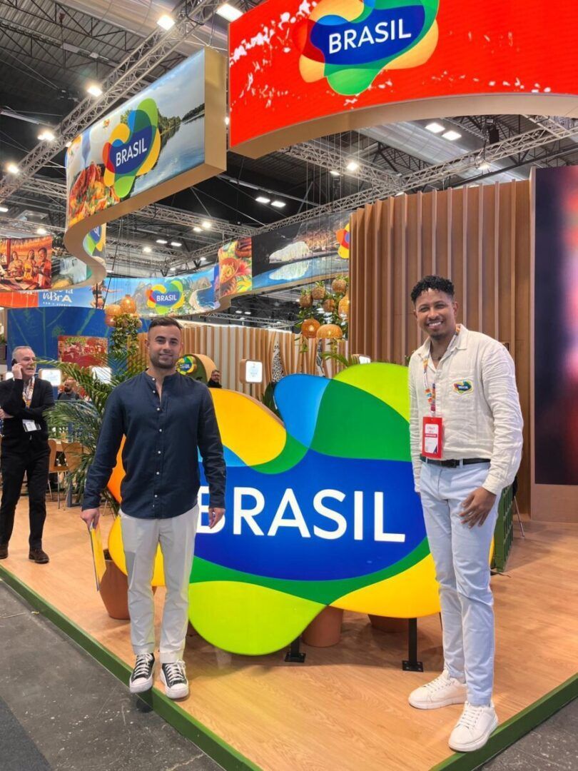 Dos personas en un stand de Brasil en FITUR 2026