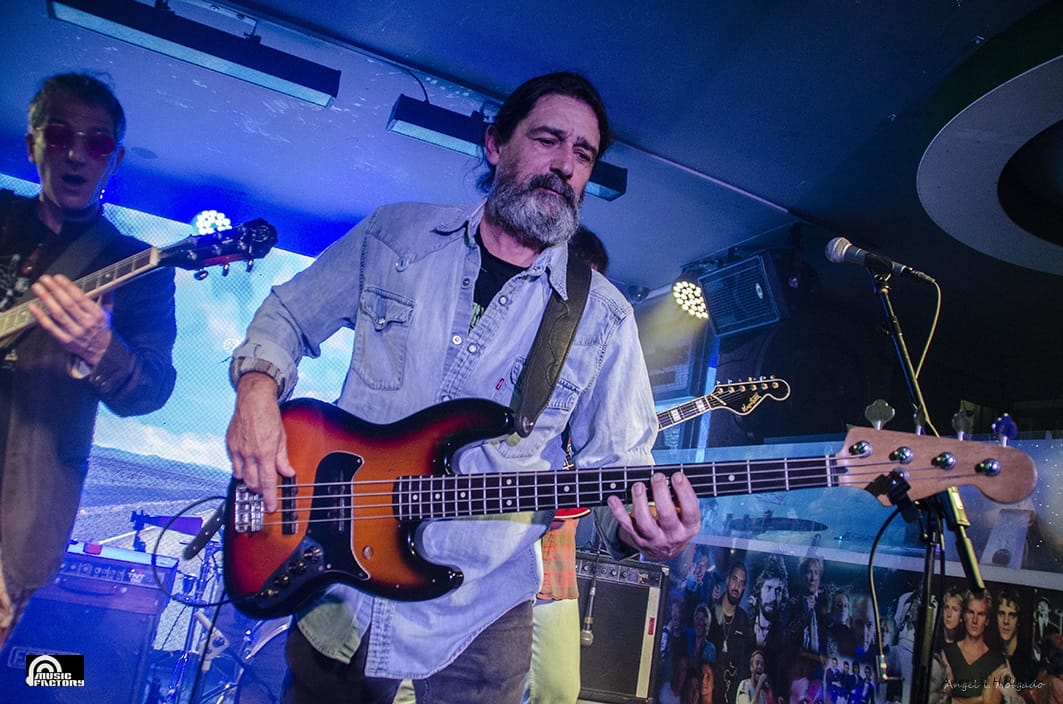 Músicos en concierto rindiendo homenaje a Creedence Clearwater Revival