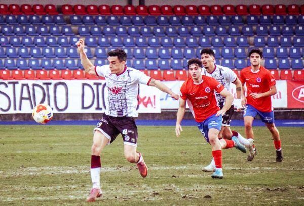 Jugador de la UD Ourense en acción durante un partido contra Salamanca UDS