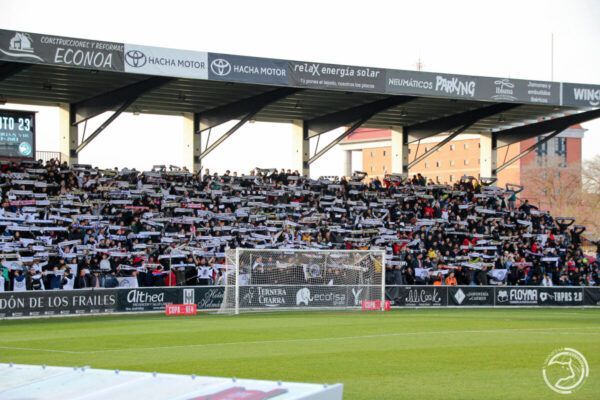 Aficionados del Unionistas con bufandas en el Estadio Reina Sofía