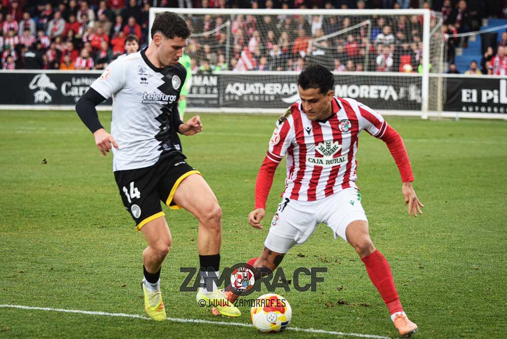 Jugadores de Unionistas y Zamora en un partido de fútbol