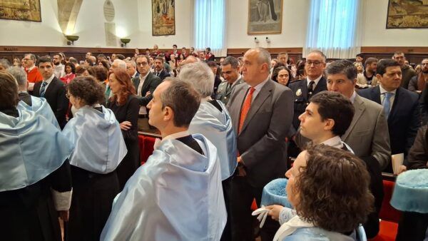 Ceremonia de investidura en la Universidad de Salamanca con académicos y autoridades presentes.