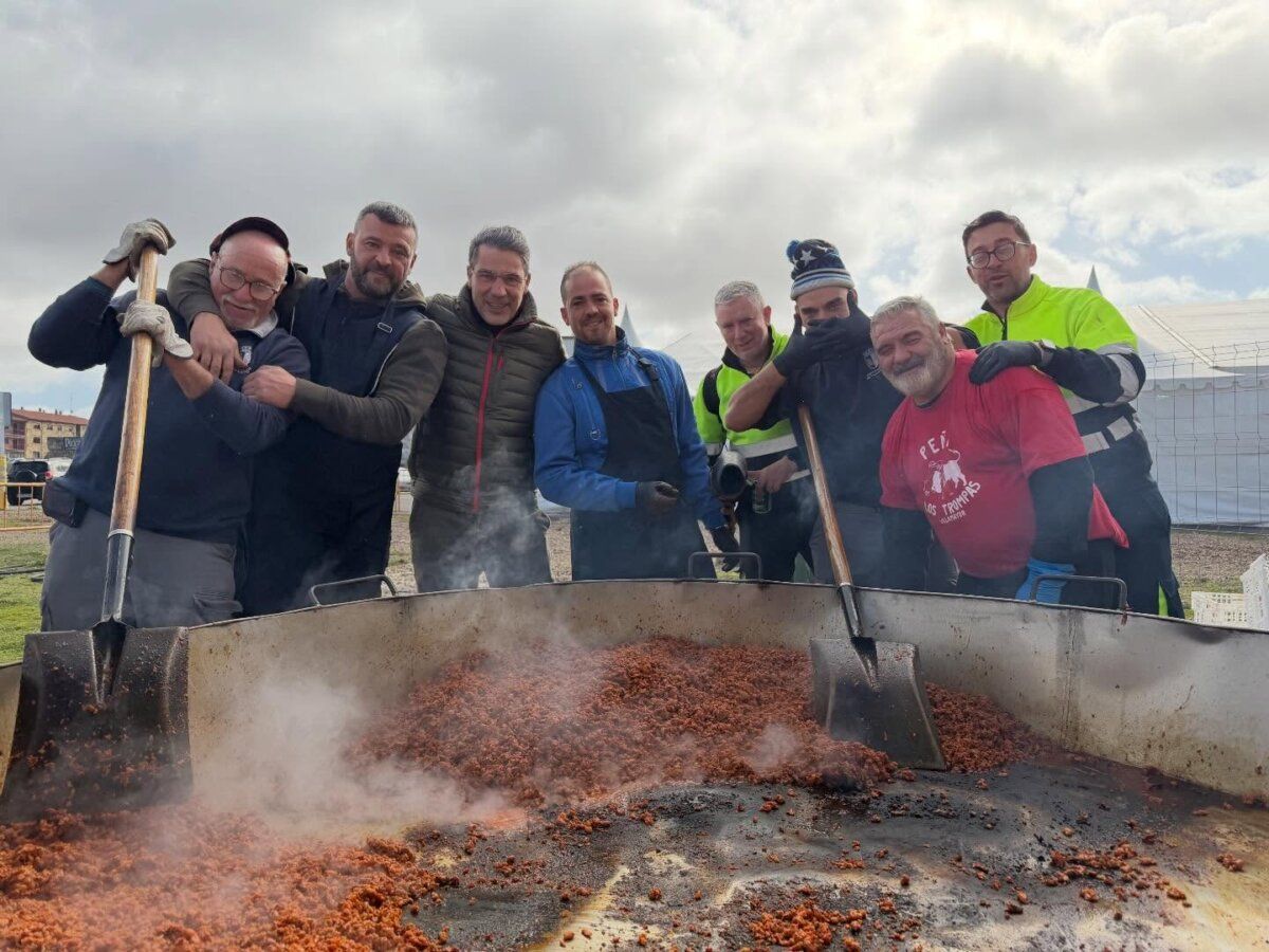 Grupo de personas cocinando en una jornada festiva en Villamayor