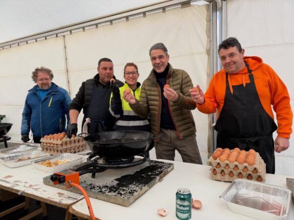 Grupo de personas cocinando en una jornada festiva en Villamayor