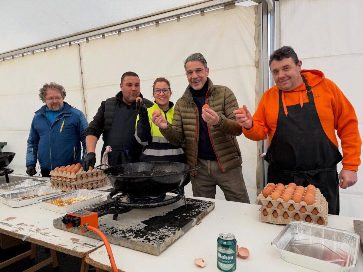 Grupo de personas cocinando en una jornada festiva en Villamayor