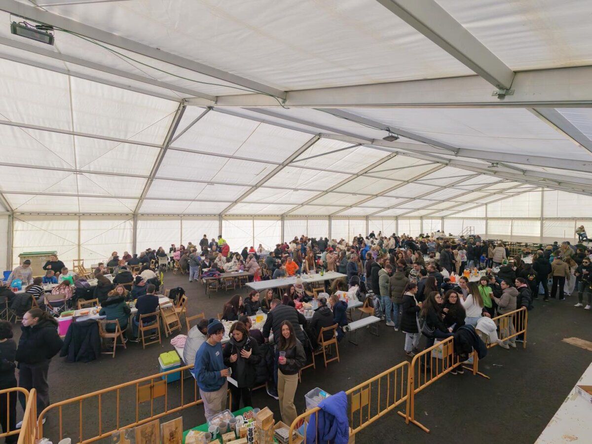 Gran cantidad de personas disfrutando de una jornada festiva en Villamayor