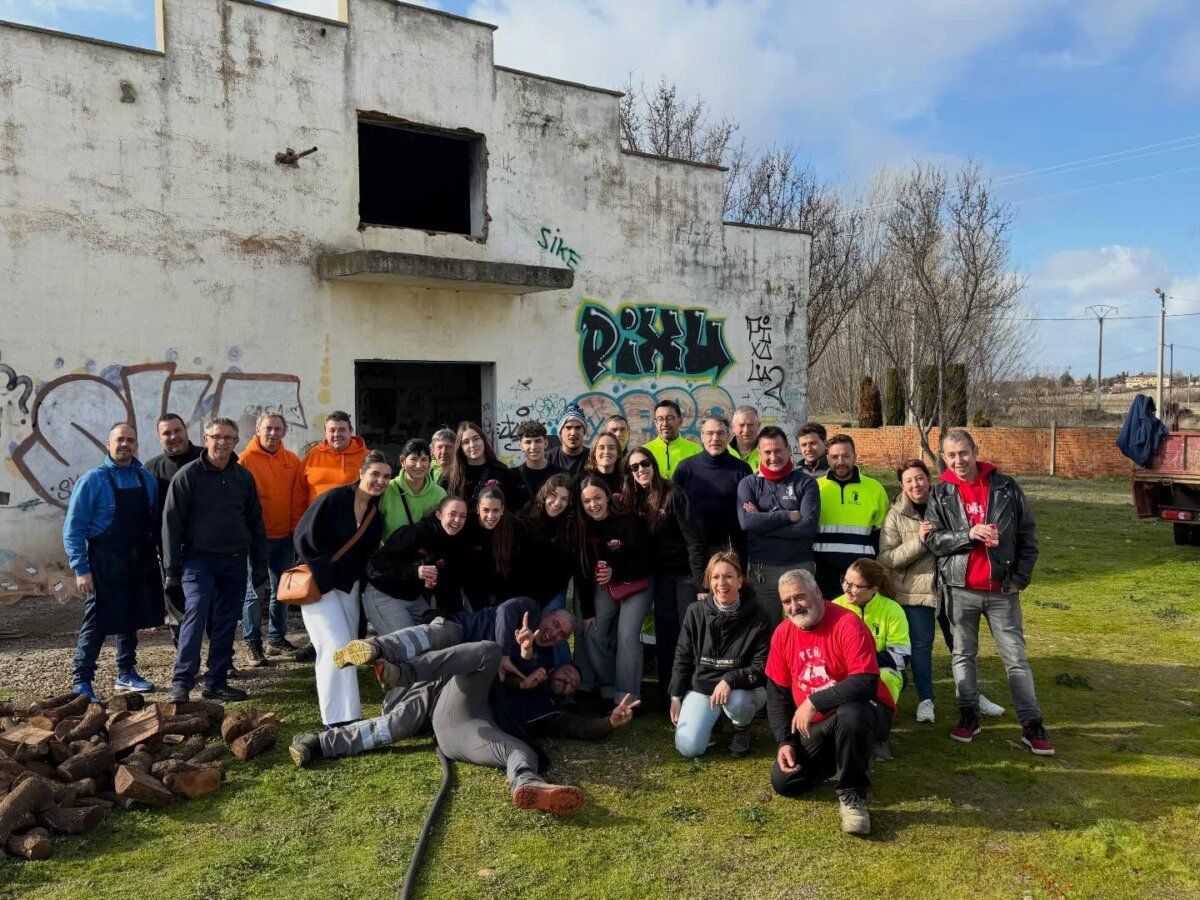 Grupo de voluntarios en jornada festiva en Villamayor