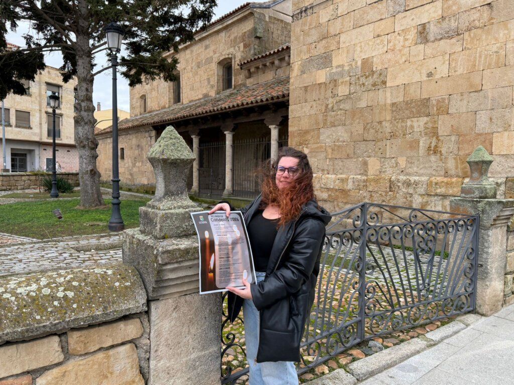 Mujer sosteniendo un cartel de Las Candelas en Villamayor