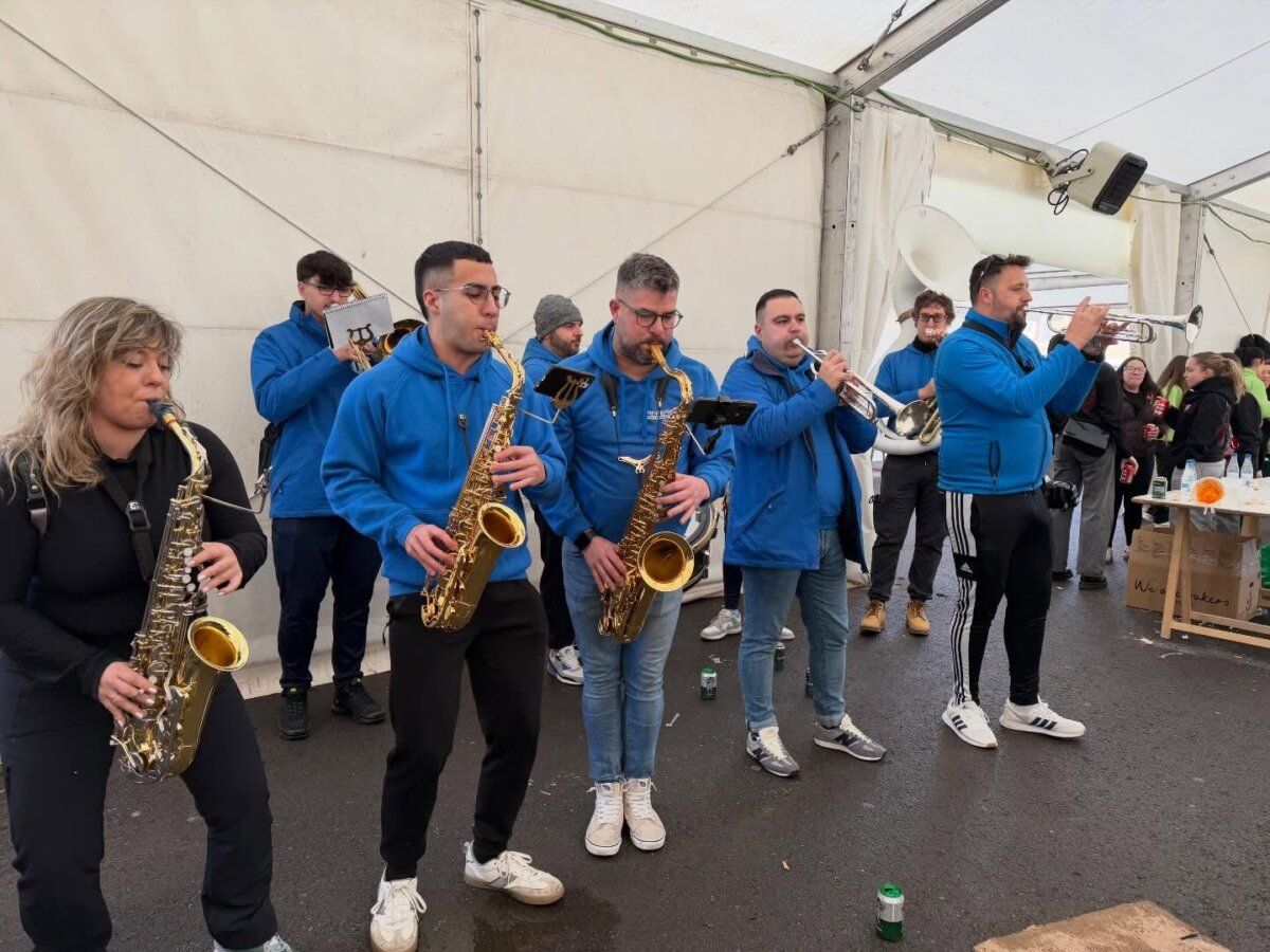 Grupo de músicos tocando instrumentos de viento en Villamayor