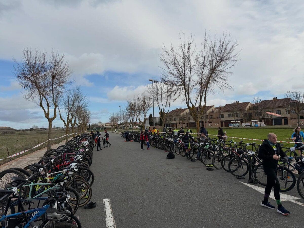 Participantes y bicicletas en la jornada festiva de Villamayor