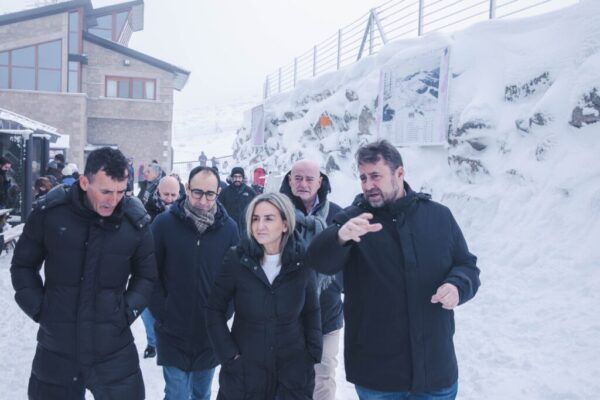 La ministra Tolón en La Covatilla con otros representantes políticos.