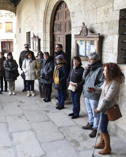 Grupo de personas en una visita guiada en Ciudad Rodrigo