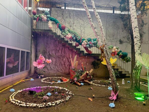 Decoración del carnaval en Santa Marta con flores y globos