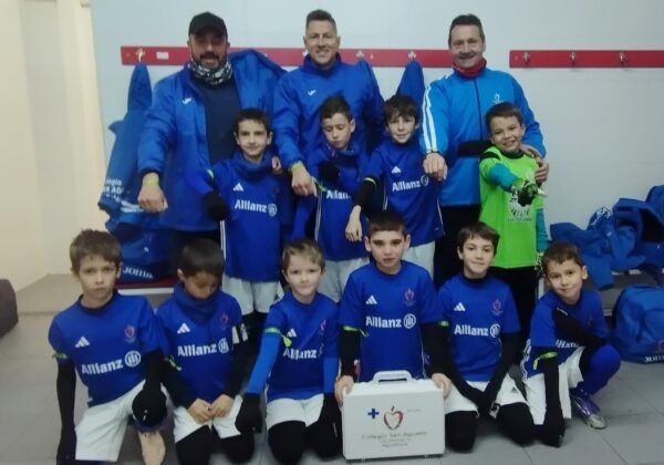 Grupo de niños en uniforme de fútbol con brazaletes verdes
