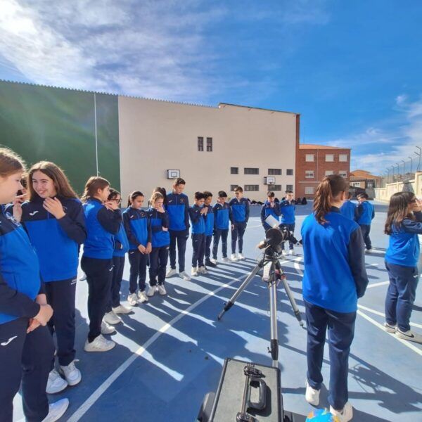 Estudiantes en un taller práctico de astronomía en Alba de Tormes.