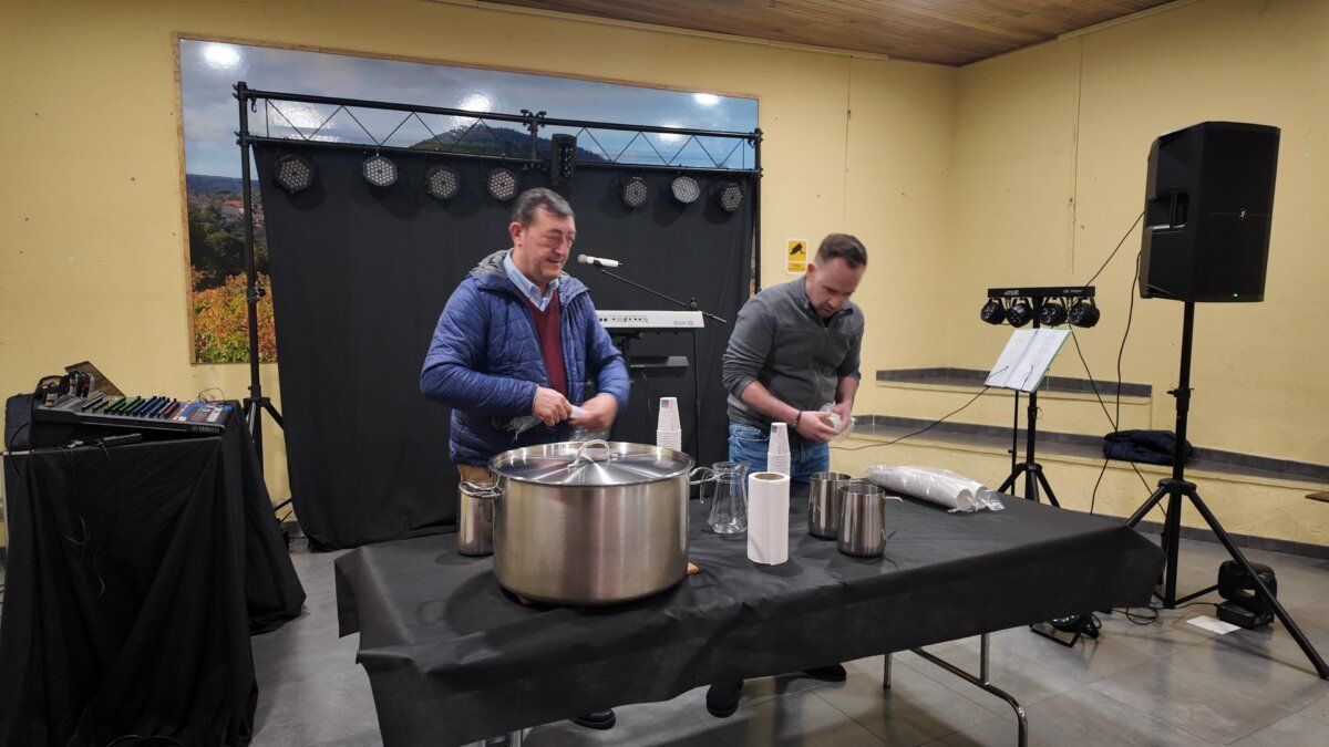 Dos hombres preparando alimentos en un evento de alborada en San Esteban de la Sierra