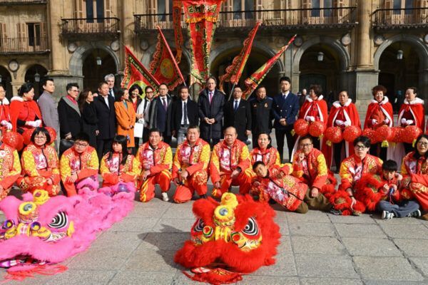 Celebración del Año Nuevo Chino en Salamanca con danza y colorido.