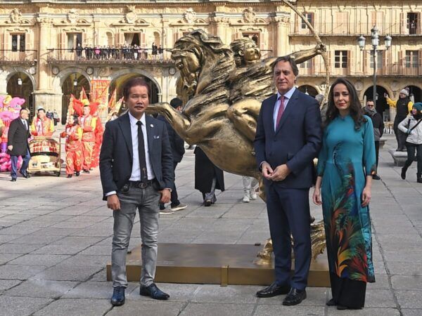 Recepción oficial del Año Nuevo Chino en Salamanca con escultura en la Plaza Mayor
