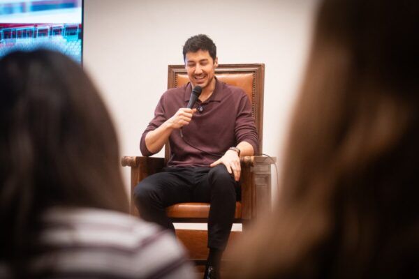 Francisco Cacho hablando en el Aula Alumni de la Ciencia en la USAL