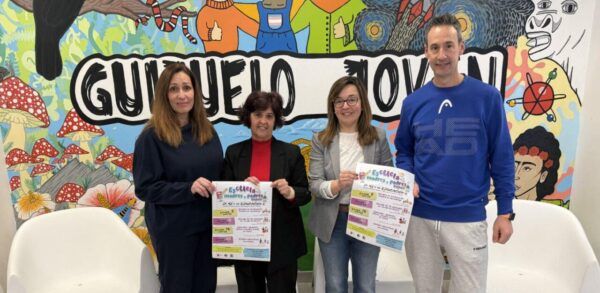 Personas sosteniendo un cartel de inscripción en el Ayuntamiento de Guijuelo