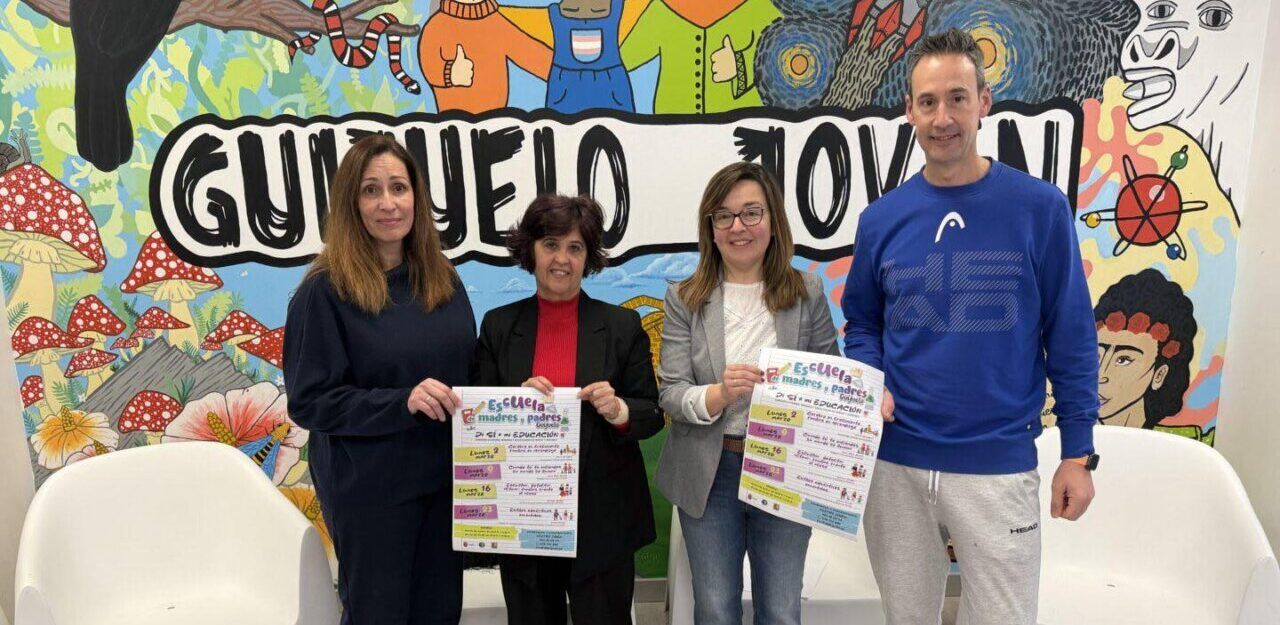 Personas sosteniendo un cartel de inscripción en el Ayuntamiento de Guijuelo