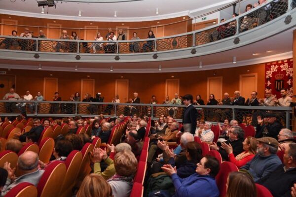 Audiencia aplaudiendo en el Bolsin Taurino Mirobrigense