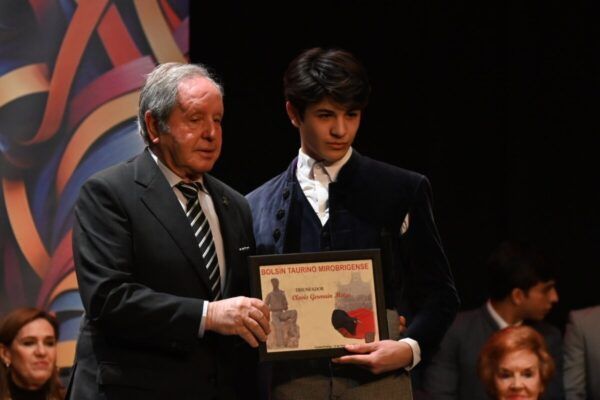 Entrega de premio en el Bolsin Taurino Mirobrigense a un joven torero