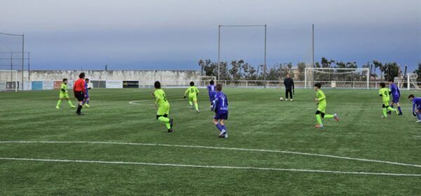 Jugadores del CD Peñaranda en un partido de fútbol en el campo