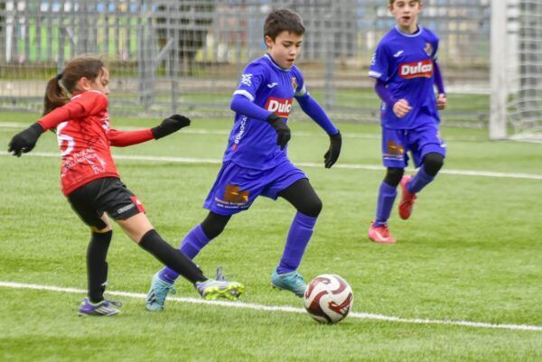 Niños jugando al fútbol en un partido del CD Peñaranda