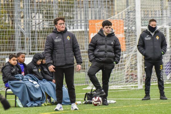 Entrenadores y niños del CD Peñaranda en un partido de fútbol