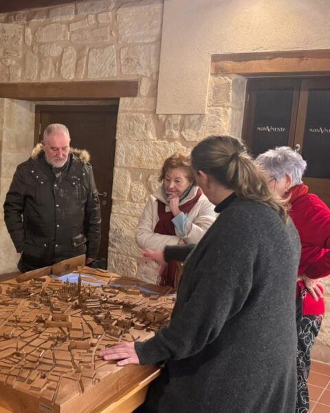 Grupo de mayores de Carbajosa observando un modelo en Monumenta Salmanticae