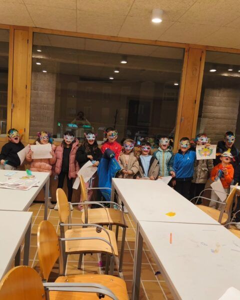 Niños con máscaras de carnaval en Carbajosa de la Sagrada