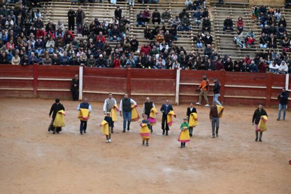 Grupo de aficionados durante el tentadero del Carnaval del Toro en Ciudad Rodrigo