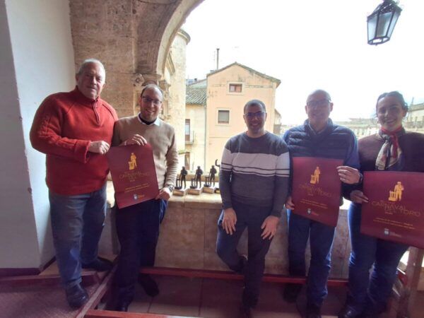Grupo de personas presentando los premios del Carnaval del Toro 2026