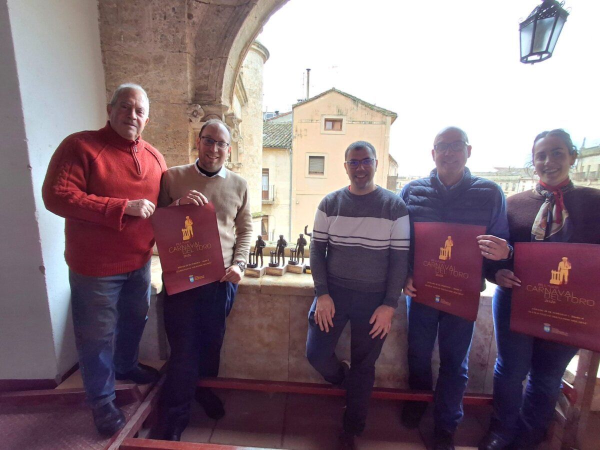 Grupo de personas presentando los premios del Carnaval del Toro 2026