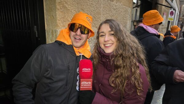 Entrevista en el Carnaval del Toro con participantes sonrientes